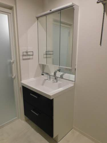 シャーメゾン日向の洗面所|きれいなシャワールームです