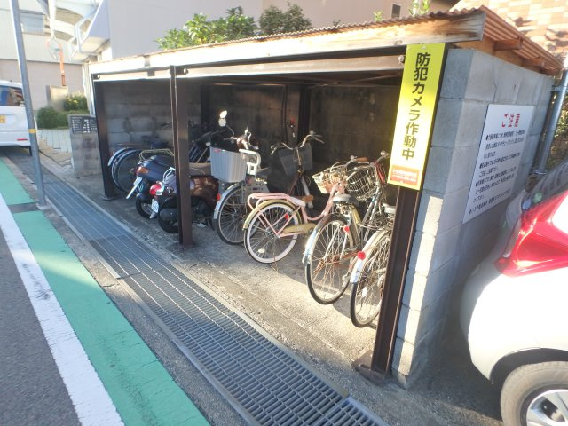 【その他共用部分】 | サニーハウス | 屋根付き駐輪場です