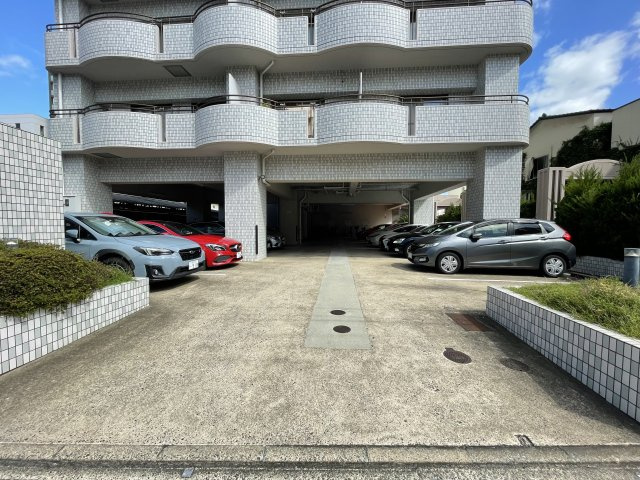 ライオンズマンション日吉町の駐車場