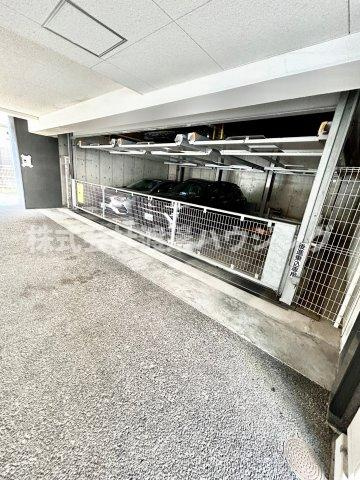 ライブガーデン江坂の駐車場