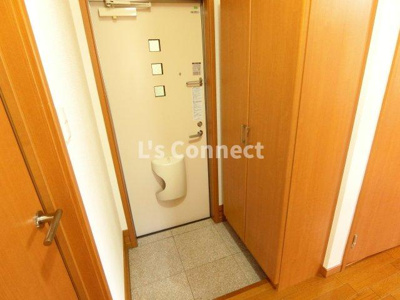 【玄関】 | コーポ白鳥Ｃ棟 | 背の高い下駄箱で靴も収納できます。