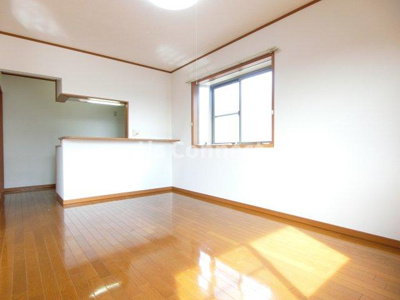 【居間・リビング】 | コーポ白鳥Ｃ棟 | １１．４帖のＬＤＫ。角部屋で２面に窓があります。