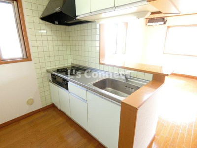 【キッチン】 | コーポ白鳥Ｃ棟 | ３口ガスコンロのシステムキッチン。