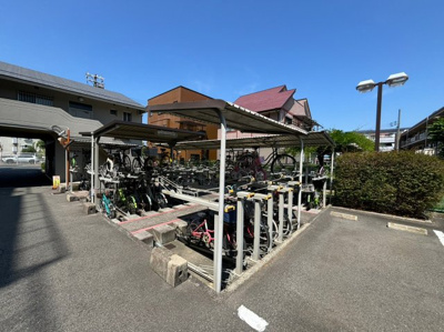 【駐輪場】 | エクセラート松ノ浜 | 駐輪場に屋根があるので、雨の日に自転車が濡れにくく嬉しいですね！