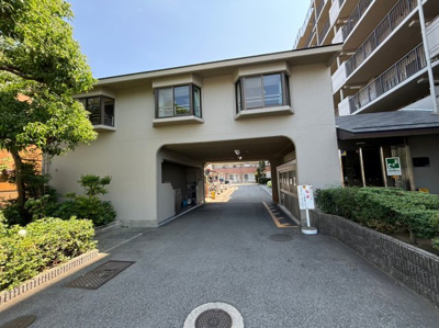 【その他】 | エクセラート松ノ浜 | リビングで遊ぶお子様を見守りながらお料理が出来る対面式カウンターキッチンは、料理をしながらご家族との会話を楽しめます。大切なご家族をいつも身近に感じられ、毎日のお料理も楽しくなりますね♪