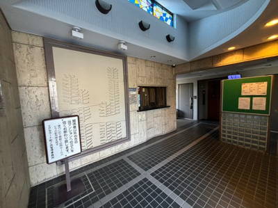 【エントランス】 | エクセラート松ノ浜 | オープンでのびやかな空間を生み出す、広がりとゆとり。家族と過ごす時間を大切にしたい方にぴったりのゆとりある住空間です。窓からの日差しがリビングの隅々までしっかりと届きます♪