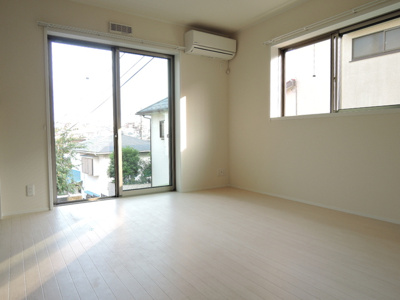 キッチン側から見たリビング（2面採光）