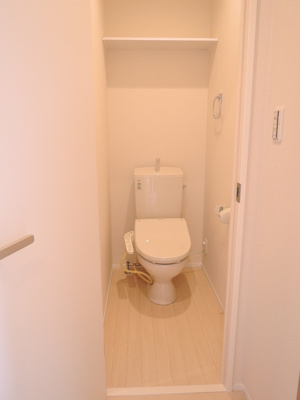 多機能トイレ／上部に棚あり