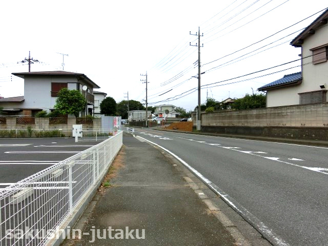 長作町　売地の前面道路含む現地写真|長作町　売地　建築条件なし　約76.9坪　住宅・事務所向き　西側９ｍ公道面　間口約19.2ｍ