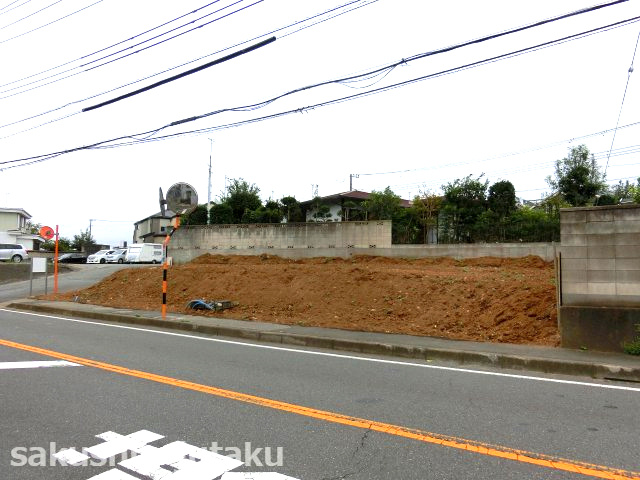 長作町　売地の前面道路含む現地写真|長作町　売地　建築条件なし　約76.9坪　住宅・事務所向き　西側９ｍ公道面　間口約19.2ｍ