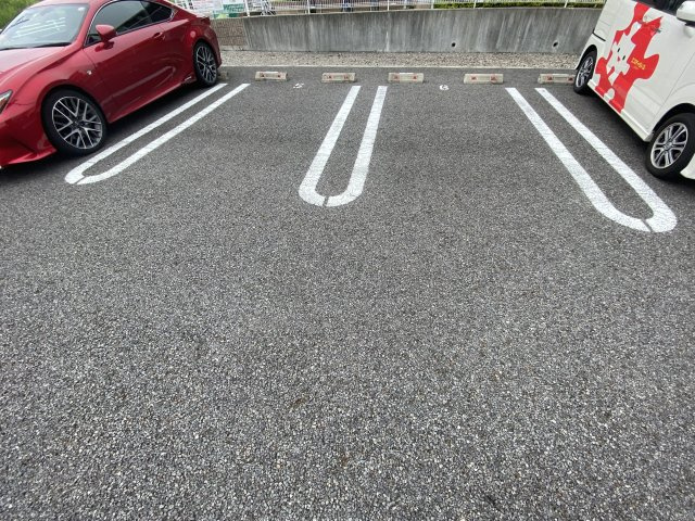 ウィステリアの駐車場