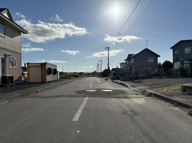 北見市上ところ６７３番地９　中古売家の前面道路含む現地写真