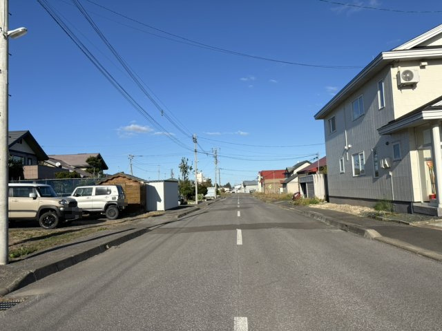北見市上ところ６７３番地９　中古売家の前面道路含む現地写真