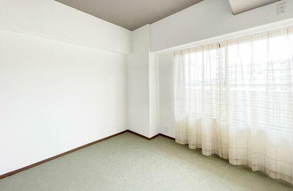 三郷パークマンション　尾張旭市東栄町4丁目の洋室|大きな窓があるので部屋にやわらかな陽光が注ぎます。寝室として使うのもいいですね。