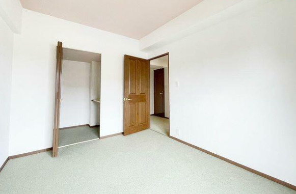 三郷パークマンション　尾張旭市東栄町4丁目の洋室|お部屋にクローゼットがあります。荷物をしまってお部屋を広く使う事が出来ます。