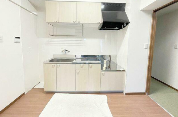 三郷パークマンション　尾張旭市東栄町4丁目のキッチン|壁付けキッチンなので集中してお料理出来ますね。上部に収納スペースもたくさんあるので買い置きもたっぷり出来ます。