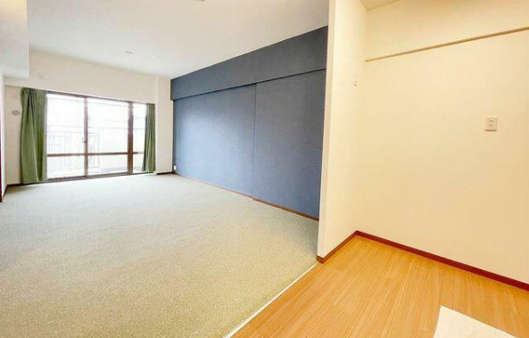 三郷パークマンション　尾張旭市東栄町4丁目の居間・リビング|大きい窓があるので明るい空間でのびのびと生活できます。家族が自然に集まるような広さのリビングです。