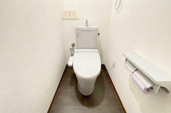 三郷パークマンション　尾張旭市東栄町4丁目のトイレ|シンプルで使い勝手のよいトイレです。リフォームされているのでとても綺麗です。