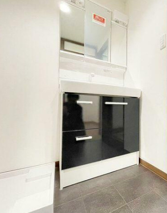 三郷パークマンション　尾張旭市東栄町4丁目の独立洗面台|独立洗面台があるので収納スペースも多くあります。鏡もあるので朝の支度にも便利です。