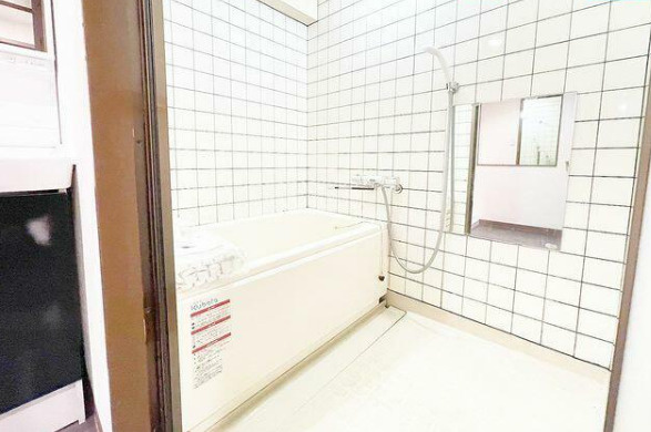 三郷パークマンション　尾張旭市東栄町4丁目の浴室|シンプルで使い勝手の良いお風呂です。タイルがホワイトなので空間が広く感じます。