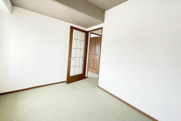 三郷パークマンション　尾張旭市東栄町4丁目の洋室|窓があるので日差しが入ります。嬉しいですね。寝室や仕事部屋など使い勝手の良い広さの洋室です。