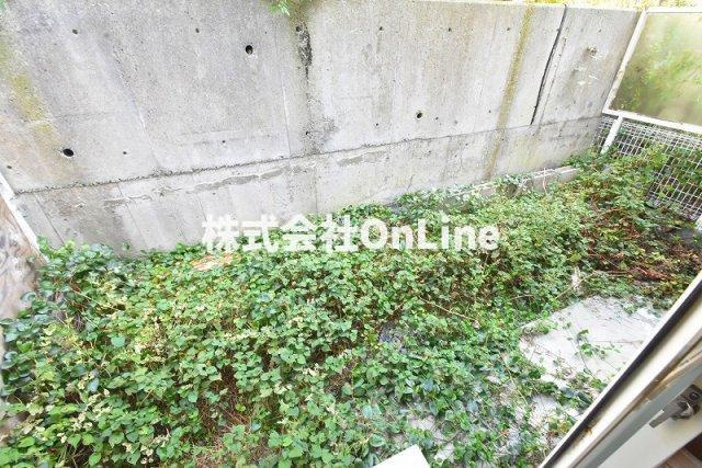 八尾市郡川５丁目のアパートの庭