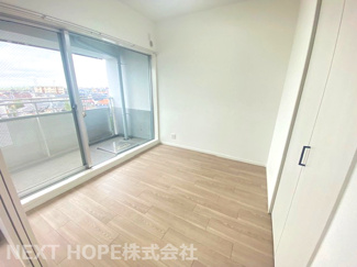 【洋室】 | パレ新伊丹 | 南向きバルコニーに面した洋室4.5帖です♪大きく開口された窓で大変明るい室内です！！