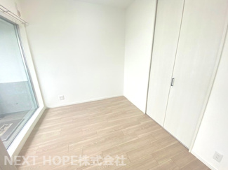 【洋室】 | パレ新伊丹 | 洋室4.5帖です♪クローゼットも設けられております！バルコニーから取り込んだ洗濯物もすぐにクローゼットに収納できます！！