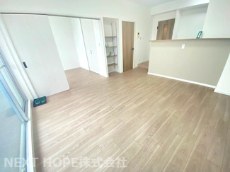 【居間・リビング】 | パレ新伊丹 | LDKは約１３帖です♪南向きバルコニーに面した明るく開放的な室内です！ぜひ現地でご確認ください！！お気軽にネクストホープ不動産販売までお問い合わせを！