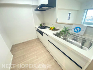 【キッチン】 | パレ新伊丹 | 新品のシステムキッチンです♪対面式でお料理を作りながらリビングのご家族とのコミュニケーションも取れます！食器洗い乾燥機付きで書庫後の後片付けはお任せですね(^^)