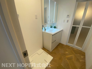 【独立洗面台】 | パレ新伊丹 | 新品の洗面化粧台です♪シャワー水栓で使い勝手も良いです！鏡は三面鏡になっております！洗面台横には室内洗濯機置き場も設けられております。