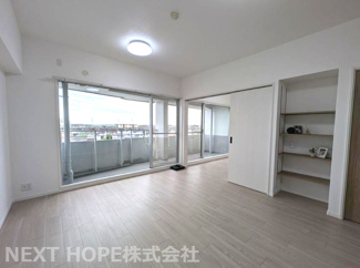 【居間・リビング】 | パレ新伊丹 | LDKは約13帖です♪南向きバルコニーに面した明るく開放的な室内です！隣接する洋室4.5帖の建具をオープンにしていただくとさらに広がる空間を確保できます！