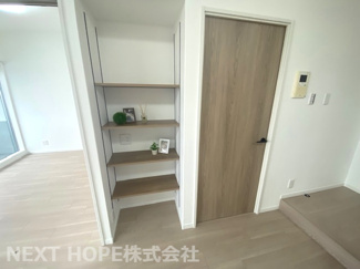 【収納】 | パレ新伊丹 | リビング内には可動棚も設けられております！趣味の小物を飾ったり書籍を並べたりもできますね(^^)