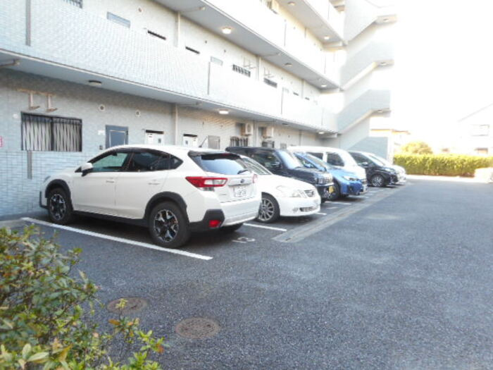 ルネスグリシーヌの駐車場