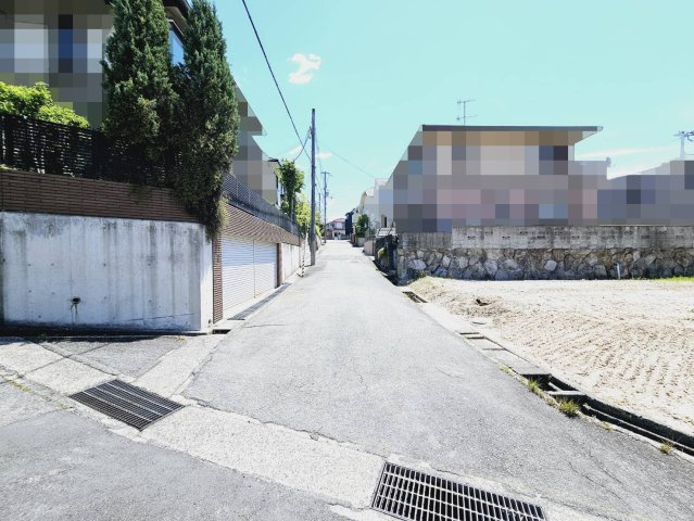 友が丘５丁目土地の前面道路含む現地写真|■北側道路幅員約5.5m公道に間口約10.1m接面・高低差ほぼ無し