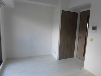 【居間・リビング】 | エスリード新大阪グランファースト | 白い壁紙のきれいなお部屋です