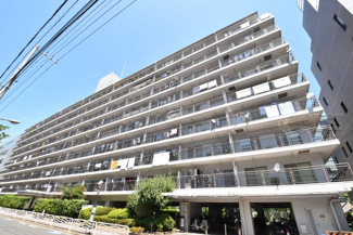 【外観】 | 青空によく映える建物です。手入れの行き届いた外壁やマンション正面エントランスなど、綺麗な姿をぜひ一度、現地にてご覧ください。～即日のご見学可能～　お問合せはお気軽にどうぞ。