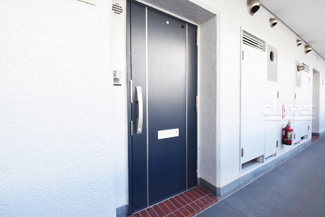 【その他共用部分】 | ダブルロック式の玄関ドアが皆様をお出迎え。お部屋のセキュリティの観点からも、うれしい設備ですね。玄関の色もシックで良い感じです。～即日のご見学可能～　お問合せはお気軽にどうぞ。