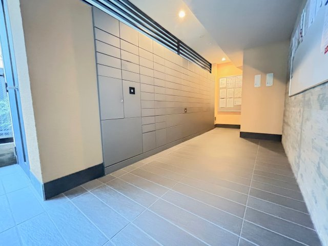 ◆京阪本線「中書島駅」徒歩７分◆ペット飼育可能(規約有)◆セキュリティ充実◆レ・ジェイド伏見中書島のエントランス|郵便ポスト＆宅配ボックス