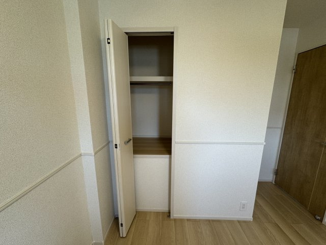 ベルウッド八街Ⅲの内装|クローゼット（南側洋室）