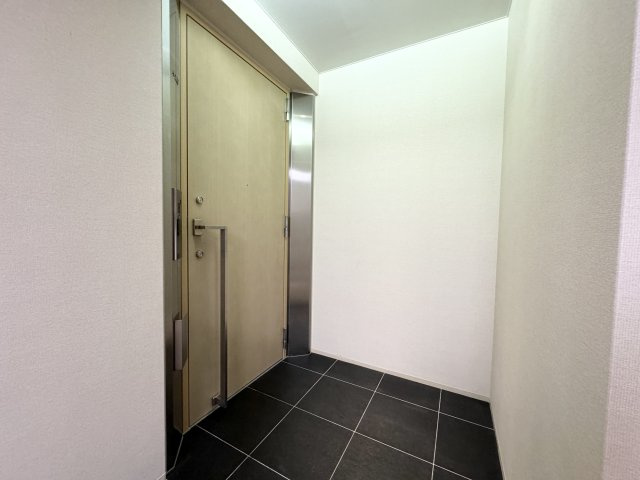 グラン・ブルー高輪アドニスA棟の玄関