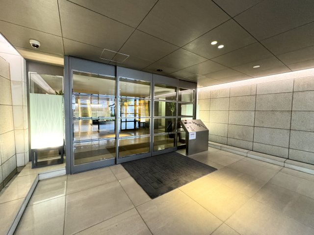 グラン・ブルー高輪アドニスA棟のエントランス