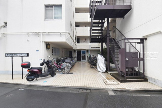 【エントランス】 | マンションの正面エントランス。出入りする人間を癒してくれるマンション入り口であり、その建物の「顔」でもあります。～即日のご見学可能～　お問合せはお気軽にどうぞ。
