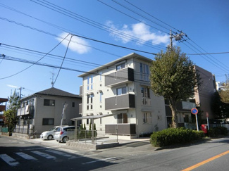 【外観】 | 小田急・南武線「登戸」駅まで徒歩9分！お隣の「向ヶ丘遊園」駅までも徒歩10分！1フロア2住戸の3階建てアパートです♪