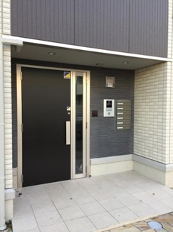 【エントランス】 | 共用エントランスは不審者の侵入を未然に防ぐオートロック付き！防犯対策充実しています◎