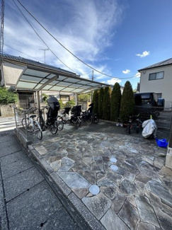 【その他共用部分】 | 屋根付きの駐輪場で雨が降っても大切な自転車が濡れなくてすみますね♪自転車はちょっとした移動手段に便利ですよね！