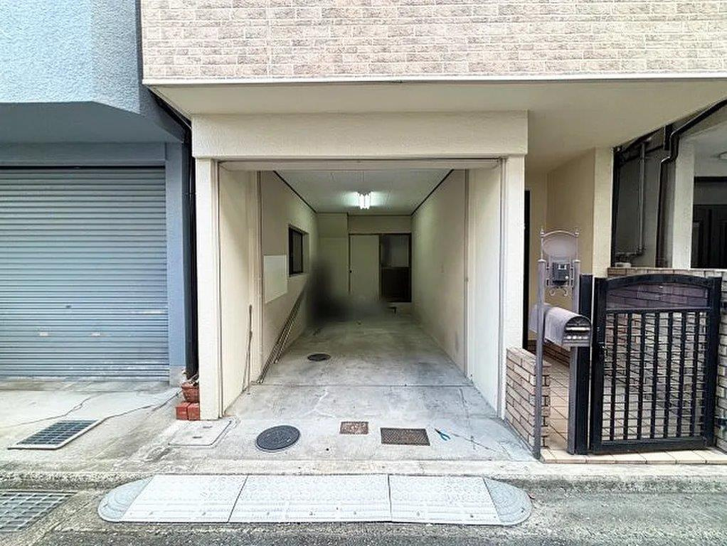 私部西１丁目　中古一戸建ての駐車場|シャッター付き車庫
■物件内覧・資金計画相談・住宅ローン相談、リフォーム相談、お問合せ受付中■
※当日・翌日のご内覧、ご相談はお電話でのお問合せがスムーズです！