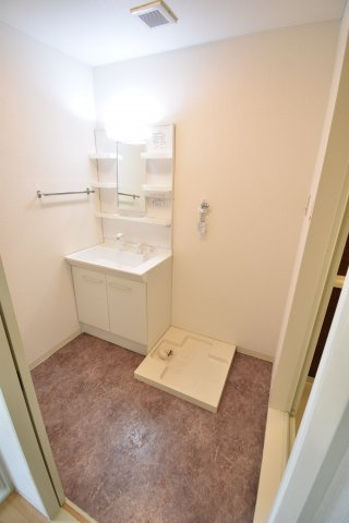 ソレーユYAMADAの洗面所|ゆったりとスペースのある洗面所