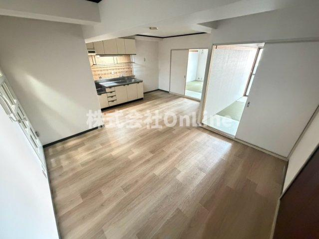 八尾市北本町２丁目の賃貸マンションの居間・リビング