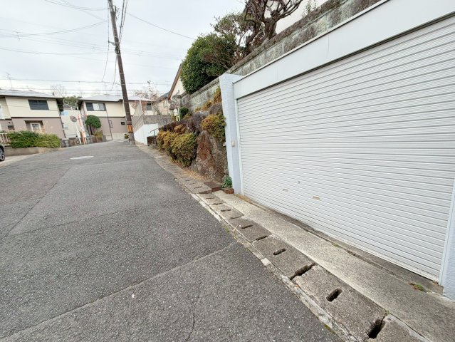 奈良市神功3丁目土地(古家付)の前面道路含む現地写真